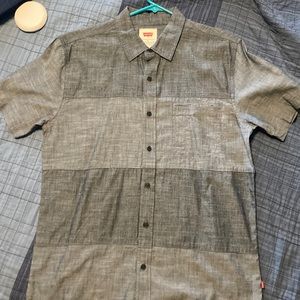 Medium Levi’s button up T-shirt